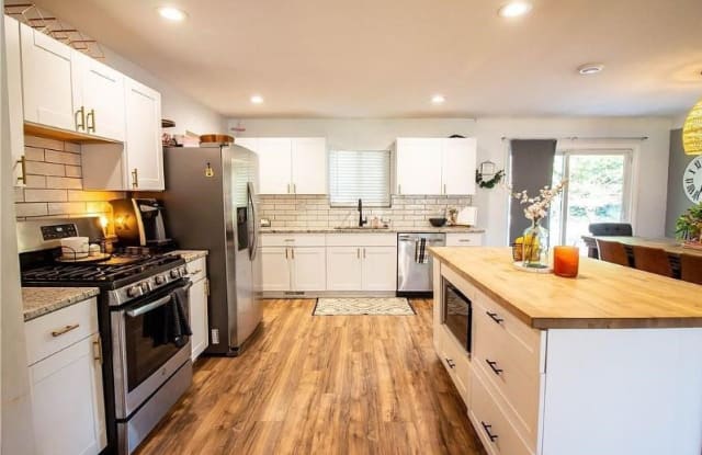 8320 Craigleigh Dr - 8320 Craigleigh Drive, Parma, OH 44129