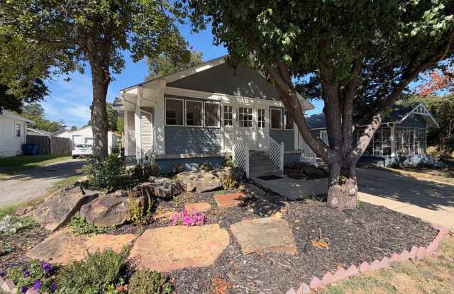 Charming 1920s Midtown bungalow with lots of space and character Gallery 4