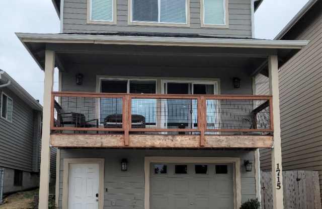 3 Bedroom Home in Convenient Bremerton Location! - 1715 4th Street, Bremerton, WA 98337