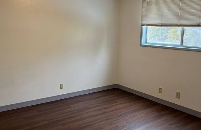 2 Bedroom, 1 Bathroom Upstairs Apartment - Moyina Heights Gallery 4