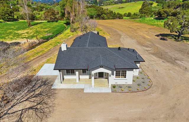 Beautiful Gated Country Property Gallery 3
