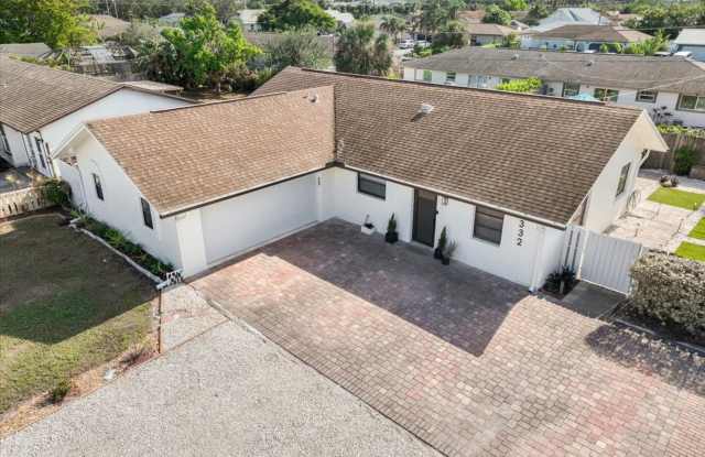 ** PRIVATE POOL HOME IN THE HEART OF NAPLES -- FURNISHED 3 BEDROOM/2 FULL BATH ** PET FRIENDLY ** READY FOR A LONG TERM TENANT ** Gallery 4