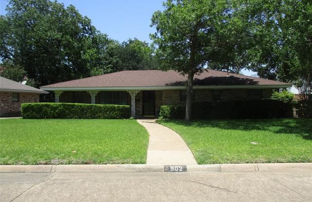 902 Hampshire Street - 902 Hampshire Street, Grand Prairie, TX 75050