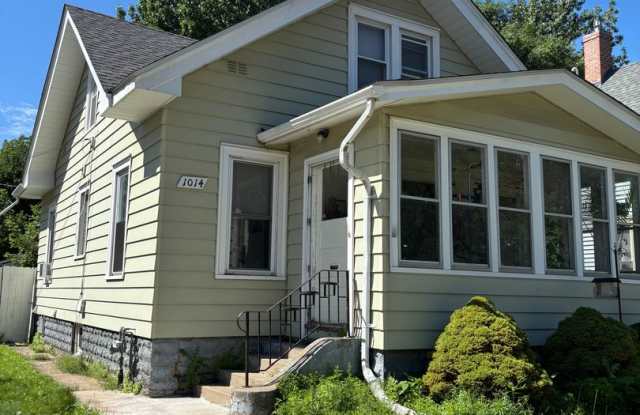 Spacious 3 Bedroom 2 Bath Unit in Northeast Minneapolis! photos photos