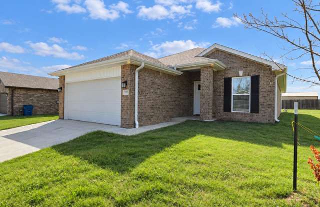FALL SPECIAL: HALF OF FIRST MONTH RENT!!! Beautiful 3-Bedroom/ 2 Bathroom Home in Oronogo, MO – 333 Greystone! Gallery 3