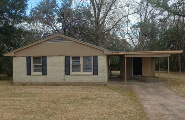 3 bedroom/ 1.5 bath - 2921 Lasalle Drive, Rapides County, LA 71303