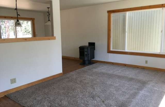 Hide Away Home on Large Lot 60149 Cheyenne Rd, Bend OR 97702 Gallery 3