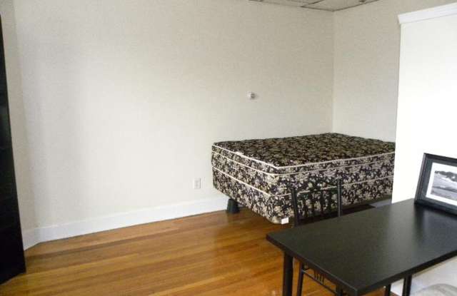 Nice studio in prime BU location Gallery 4