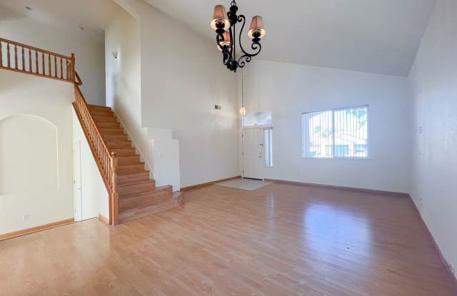 Spacious 5 Bed, 3 Bath Home on Cul-de-sac Lot Gallery 4