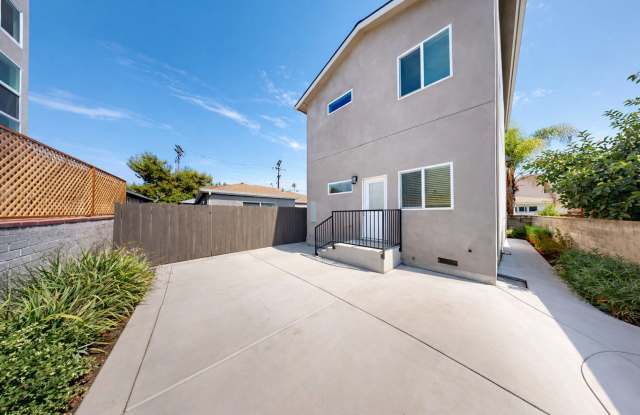 4BD/2BA with designated yard space! photos photos