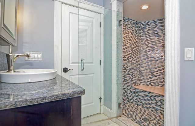 Victorian Elegance Meets Modern Luxury: Multi-Level Condo with Stunning City Views in Washington Square Gallery 3