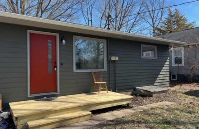 Charming 2BR Apartment Near Downtown Urbana + Garage photos photos