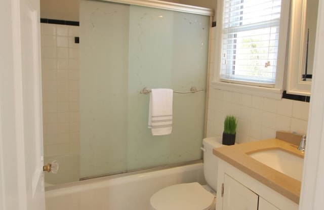 1110-2 West Friendly Avenue - 1110 W Friendly Ave, Greensboro, NC 27401