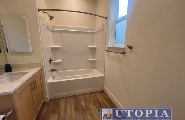 Beautiful and Spacious 3-bedroom, 3.5-bathroom Townhouse Located in the heart of Seabright. Gallery 4