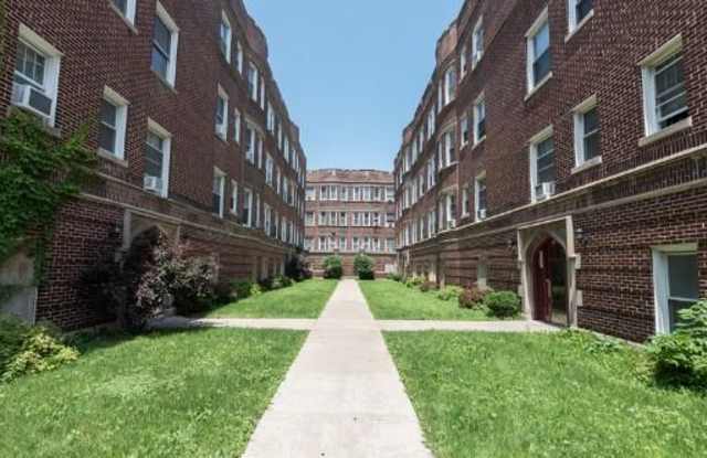 2000 W Foster Ave photos photos