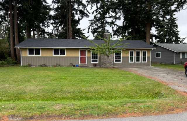 ***$500 Move in Credit!*** Beautiful 3 Bedroom Home + Bonus Room! - 1097 Greenwood Street, Island County, WA 98277