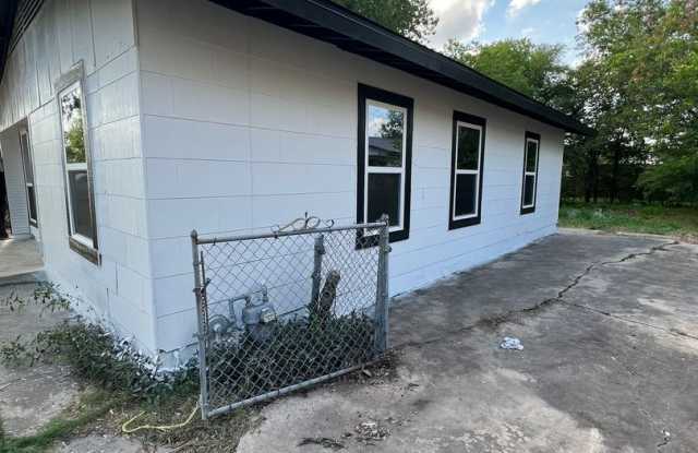 Charming 3-Bed Home with Great Transit, Schools  Parks – $1,450/mo photos photos