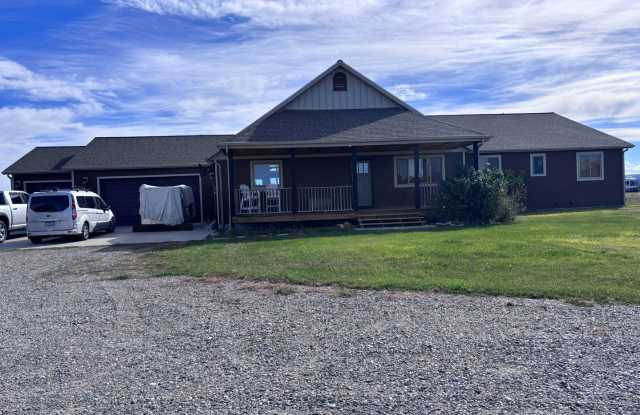Horses, trailers, puppies and elbow room…Oh My! Gallery 1