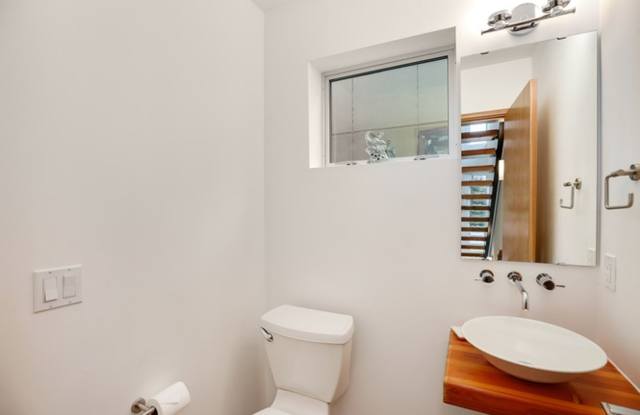 Stunning Modern 3 Bed / 2.5 Bath Townhome in Beautiful Maple Leaf Neighborhood Gallery 4
