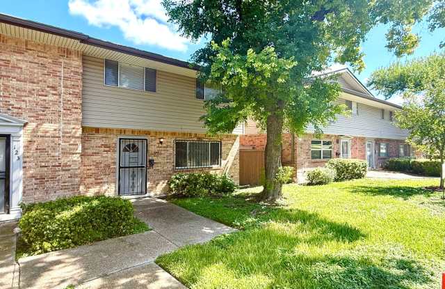 Updated 2-Bedroom Townhome Near the Airport & Hwy 281! Gallery 4