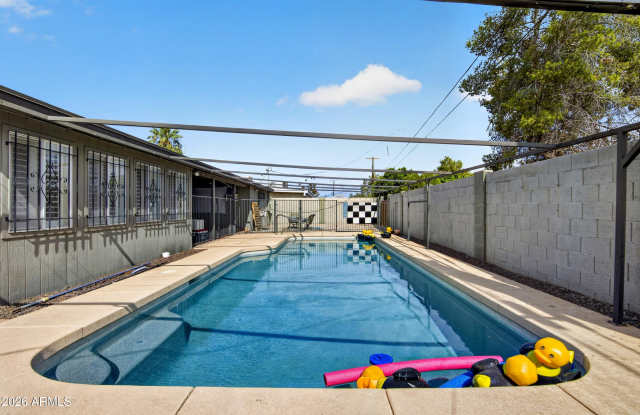 123 E ERIE Drive Gallery 4