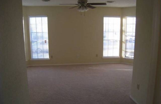 16819 Village Oak Loop Gallery 3