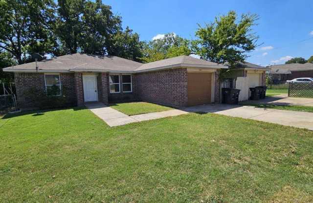 4 Bedroom 2 Bathroom in 76105 Available! - 4914 Elgin Street, Fort Worth, TX 76105