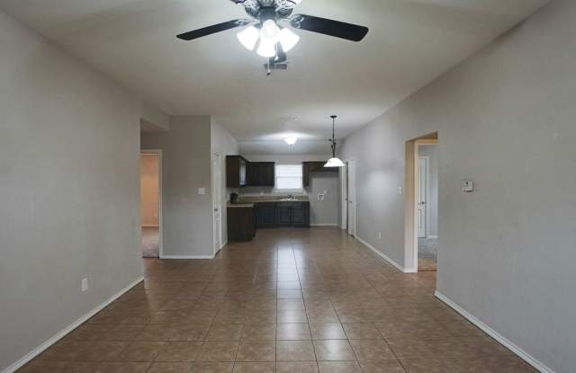 Available 3 Bedroom Duplex in Lindale! Gallery 3