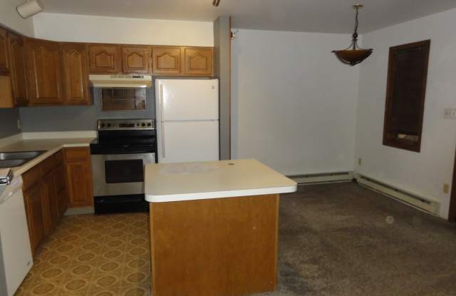 Evergreen 3 Bedroom, 2 Bath Townhome, breakfast bar, center kitchen island, walk-out to deck, 2 decks Gallery 2