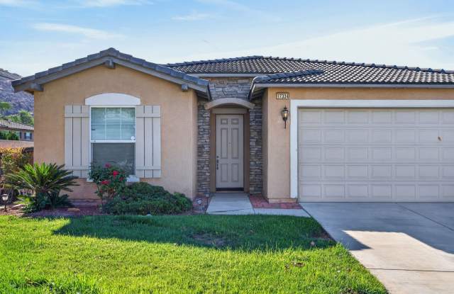 Expansive Single Story Home Gallery 4