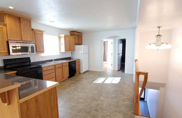 Spacious apartment! First Month FREE with 12 month lease! photos photos