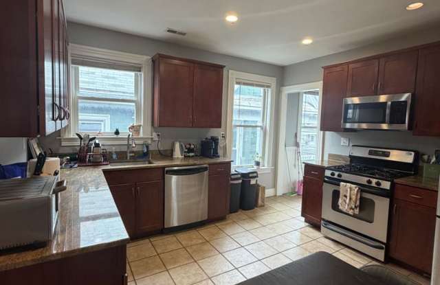 Mission Hill 4 Bed, 2 Bath | Top Floor | In-Unit Laundry | No Broker Fee Gallery 4