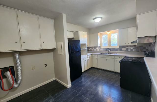 2635 S Minnesota - 3 Bedroom, 1 Bathroom Home with Carport - $995 Gallery 4