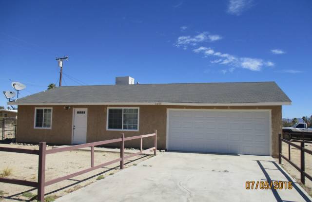 Welcome to this 2 Bedroom 1 bath home on a corner lot! photos photos