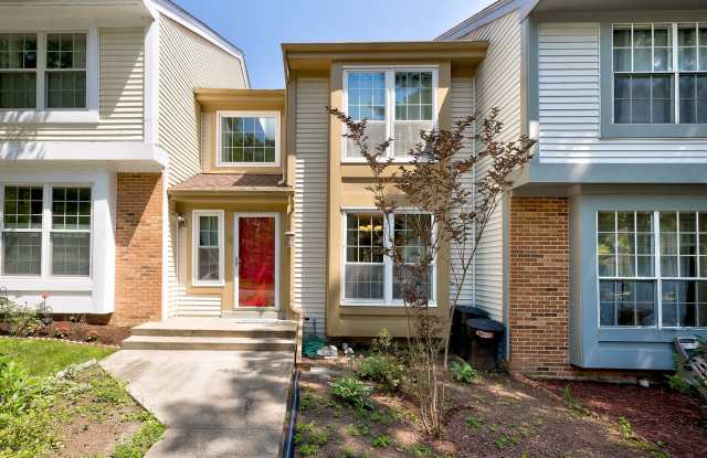 Charming Townhome Nestled in a Private Cul-de-Sac with Lake Views photos photos