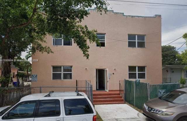 2330 NW 9 St photos photos