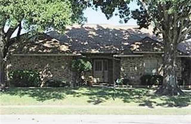 2316 Stonegate Drive N Gallery 2