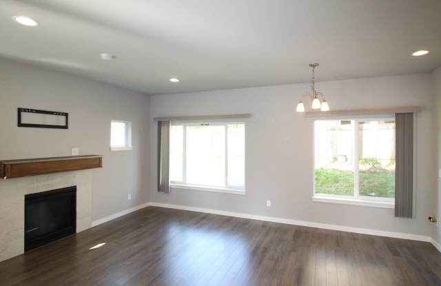 3 Bed 2.5 Bath - A/C - Pet Friendly - Ft Nugent Park - NAS Whidbey Gallery 4