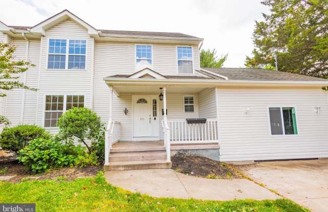 211 LAUREL AVENUE - 211 Laurel Avenue, Glassboro, NJ 08028