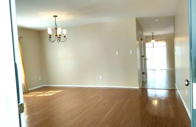 Spacious Wynston Subdivision Home with Loft, Screened Porch & Fenced Backyard Gallery 4
