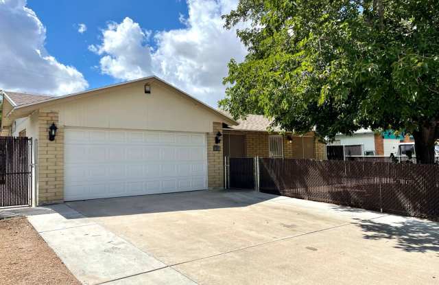 Nice 3 Bedroom Home w/ Bonus Room in Center of Kingman! *CURRENTLY OCCUPIED, PLEASE DO NOT DISTURB THE TENANTS* - 1978 Detroit Avenue, Kingman, AZ 86401