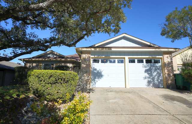 Impeccably Maintained 2/1 Now Available in San Antonio Realtor Commission: $400 photos photos
