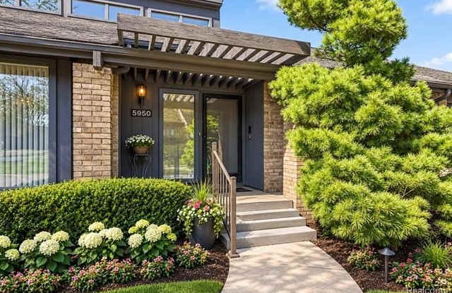 5950 Pinetree Drive Gallery 1