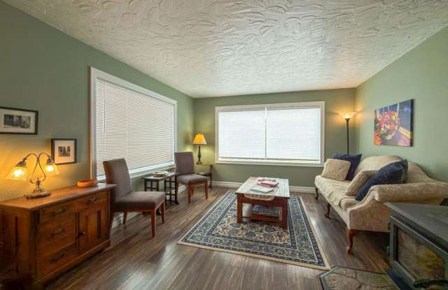 Furnished home on a flower farm, mountain views, 4-6 months Gallery 4