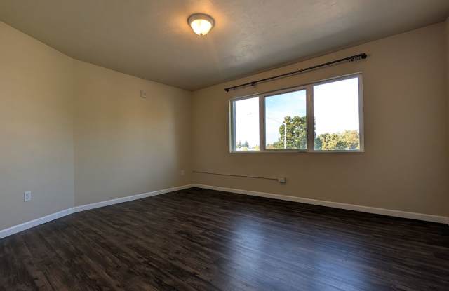Nice 1 bed/1 bath  includes Water/Sewer/Trash! Gallery 1