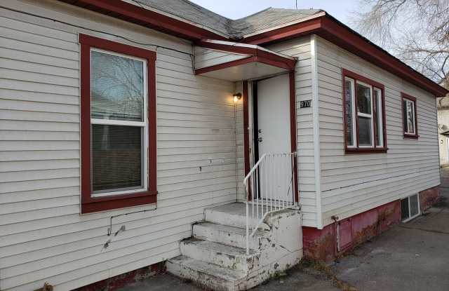 966-972 Center St 4 Plex Gallery 3