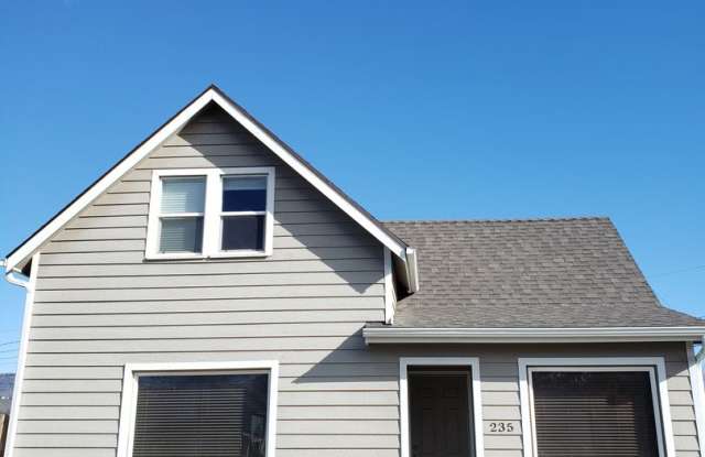 2+ Bedroom, 2 bathroom Charming Home Available! - 235 North Franklin Avenue, Wenatchee, WA 98801