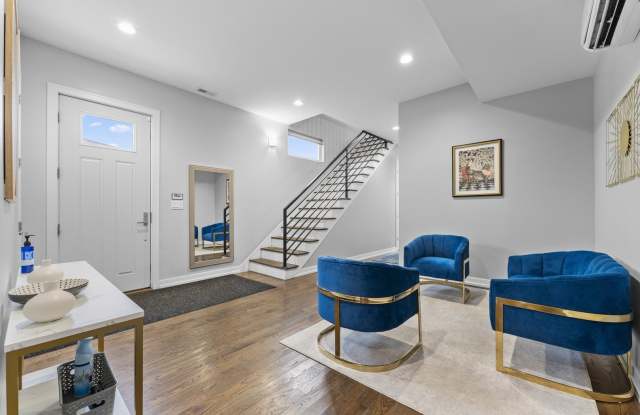 2437 W Jackson Boulevard Gallery 2