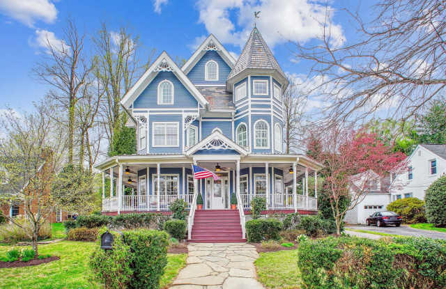 Stunning and Spacious Single Family Home Sitting On A Spacious Lot In Scenic Fowler's Addition photos photos