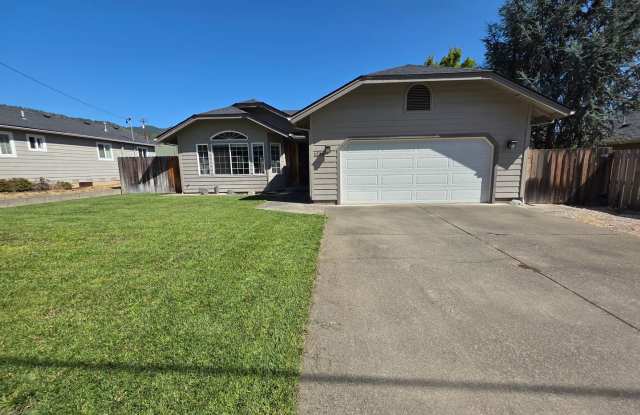 Large Lot Close to Downtown Grants Pass Gallery 3